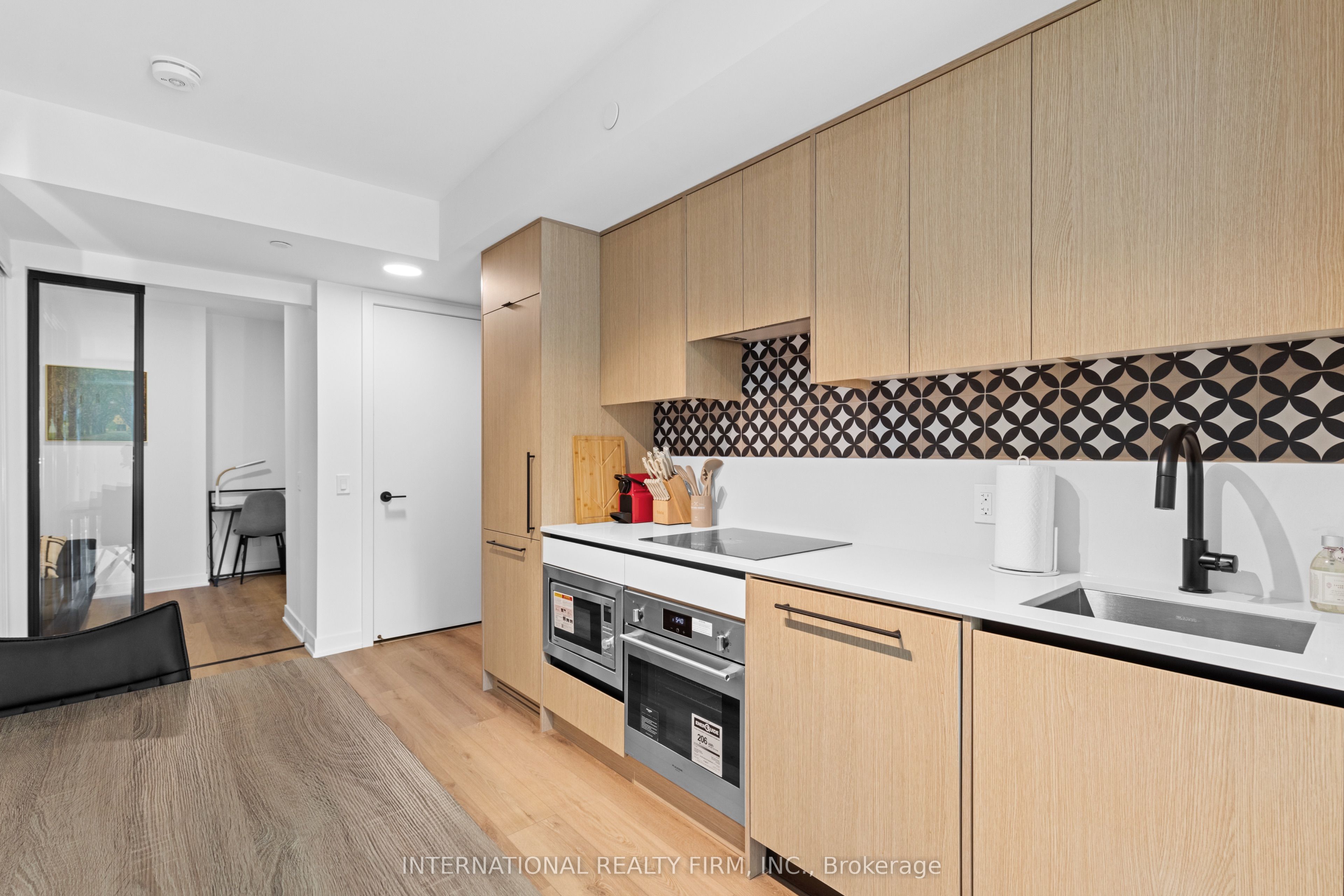 Unit 409 - 5 Lakeview Avenue, Toronto 3