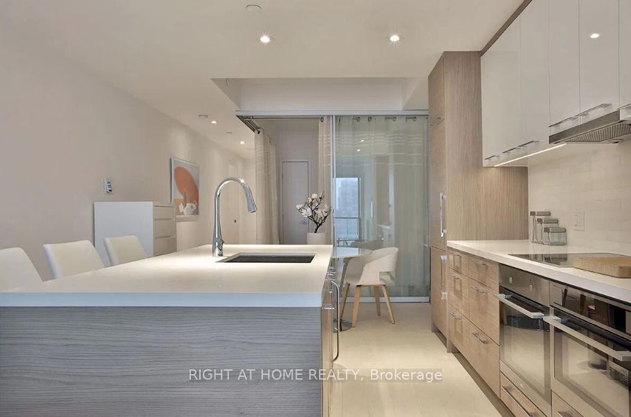 Unit 4208 - 488 University Avenue, Toronto 4