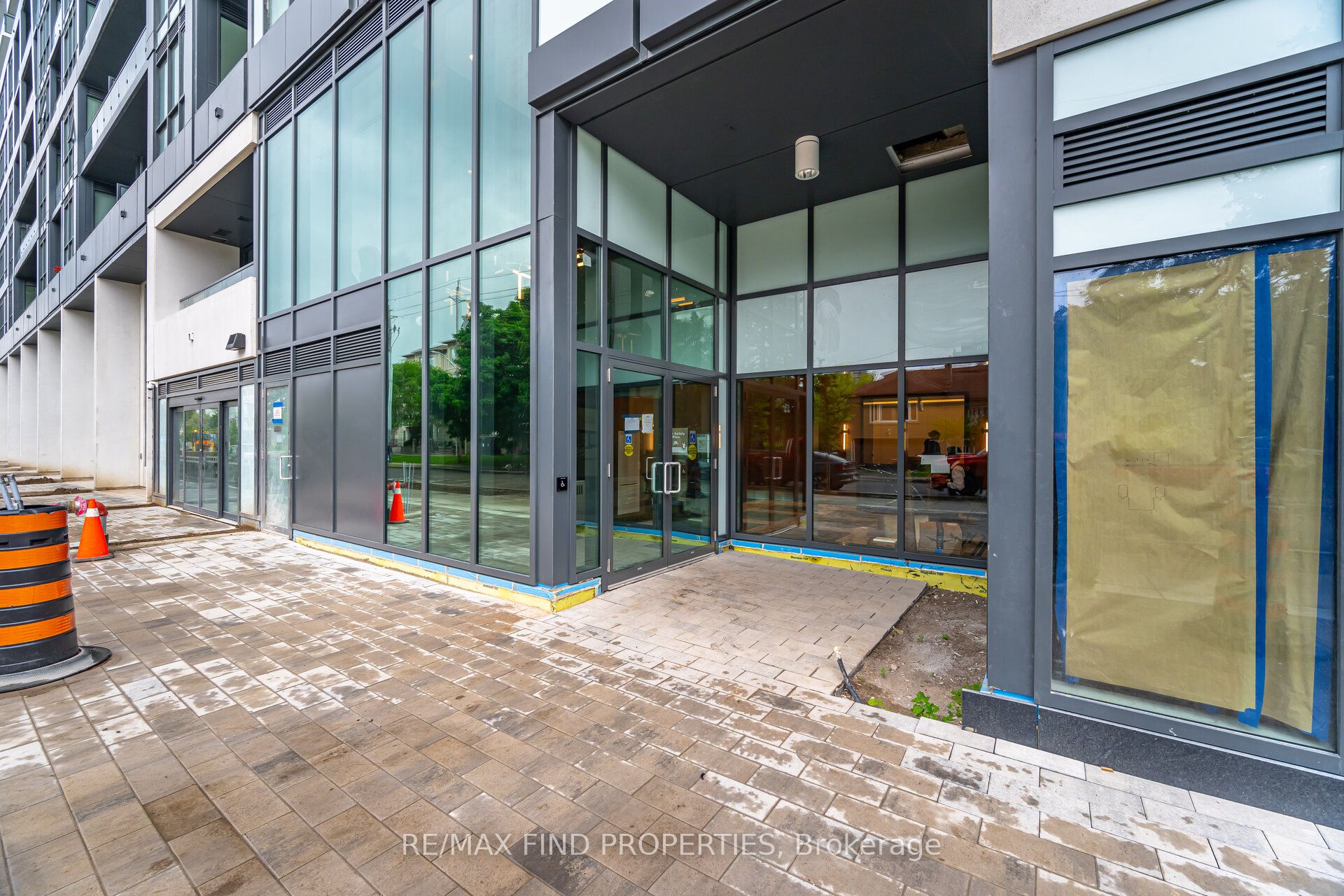 Unit 910 - 6 Greenbriar Road, North York 3