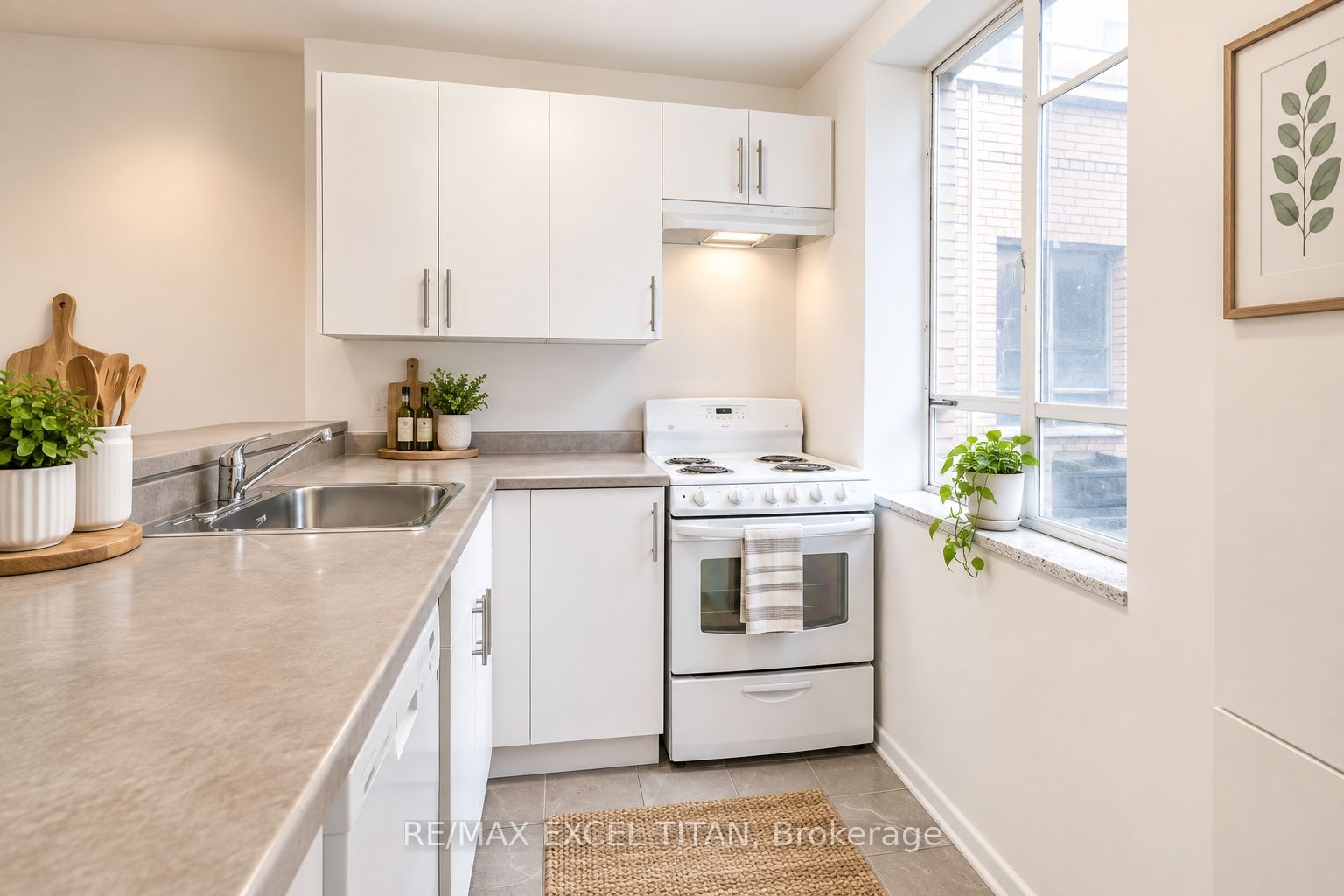 Unit 111 - 77 Erskine Avenue, Toronto 5