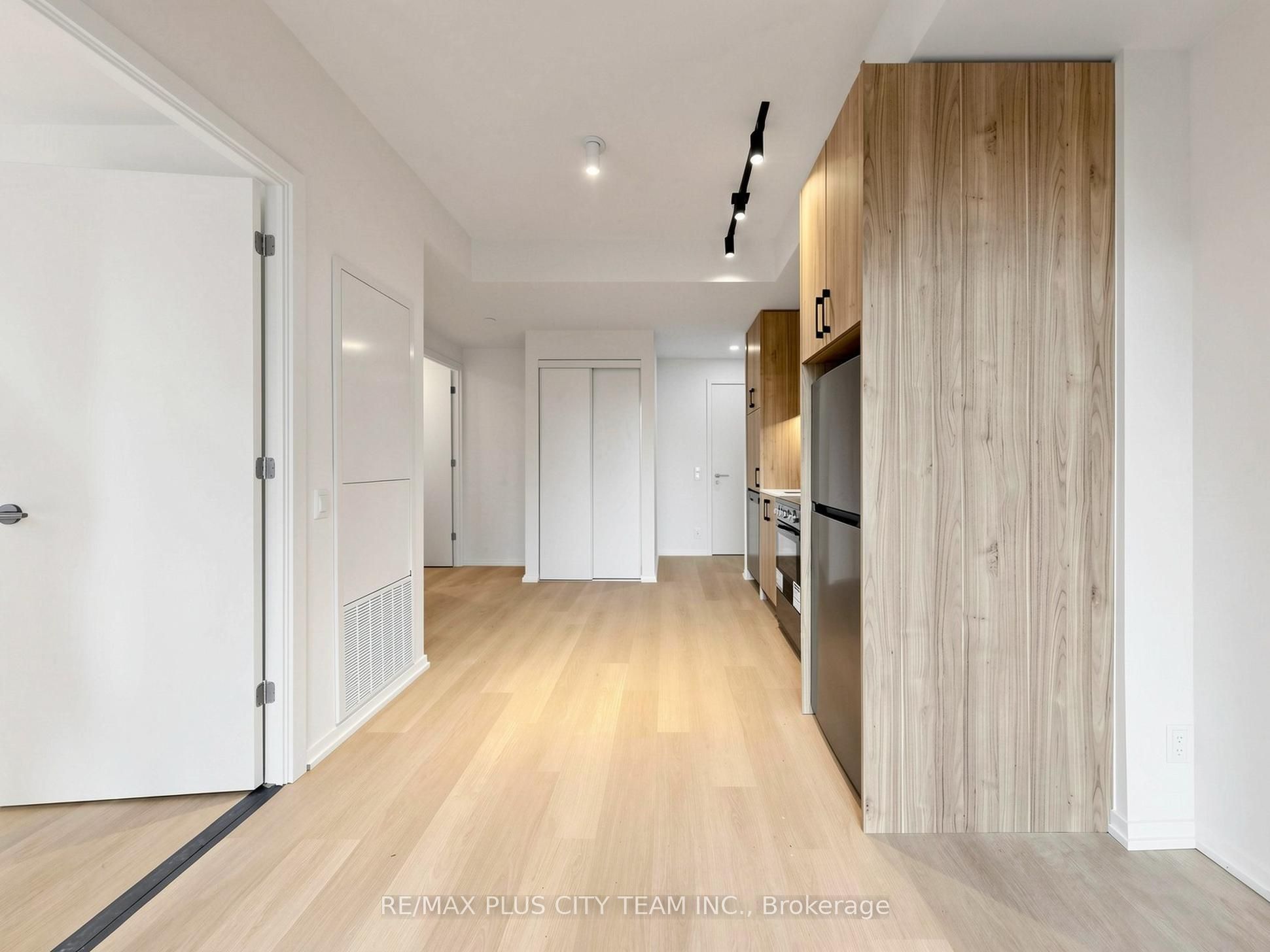 Unit 408 - 109 Erskine Avenue, Toronto 5