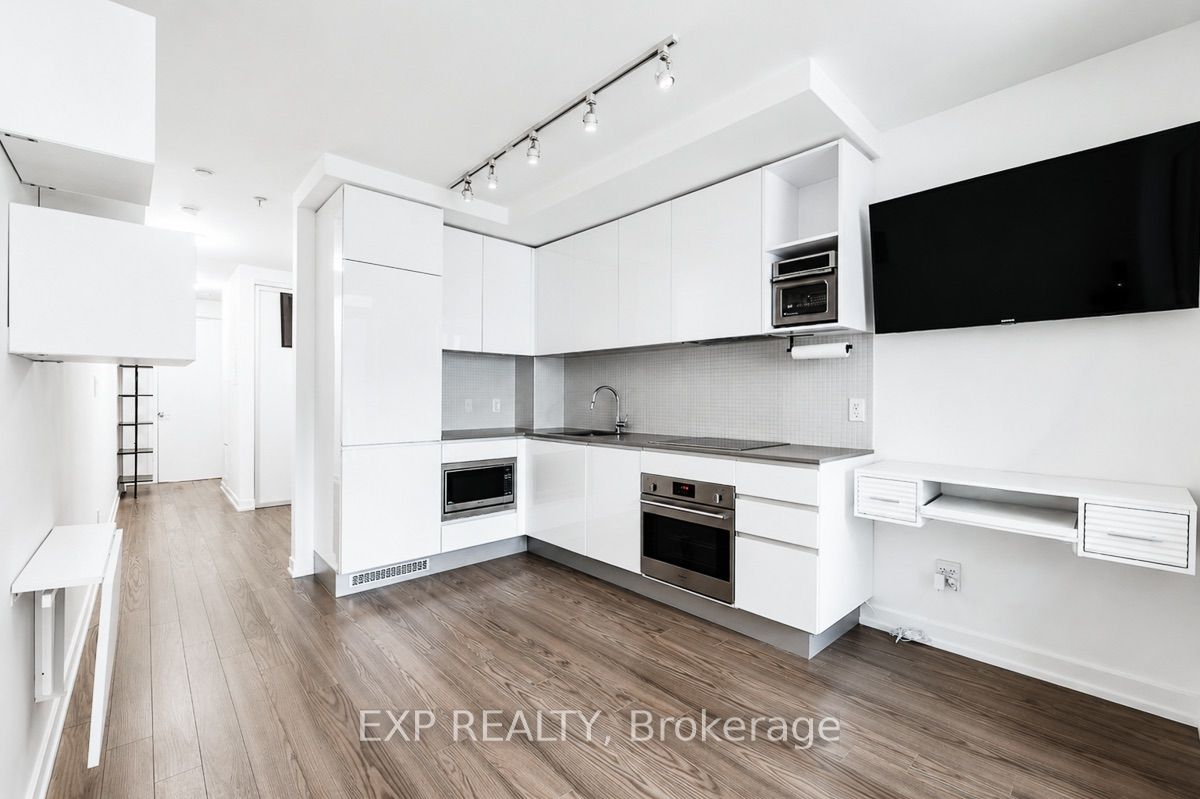 Unit 216 - 377 Madison Avenue, Toronto 3