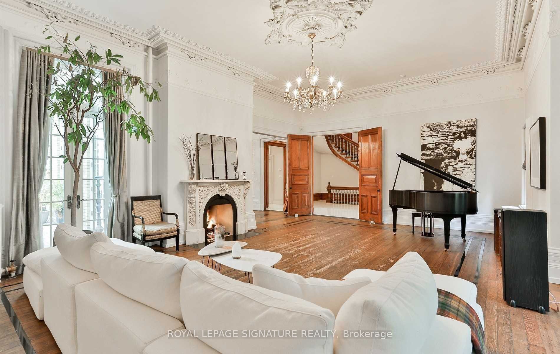 4 Wellesley Place, Toronto 3