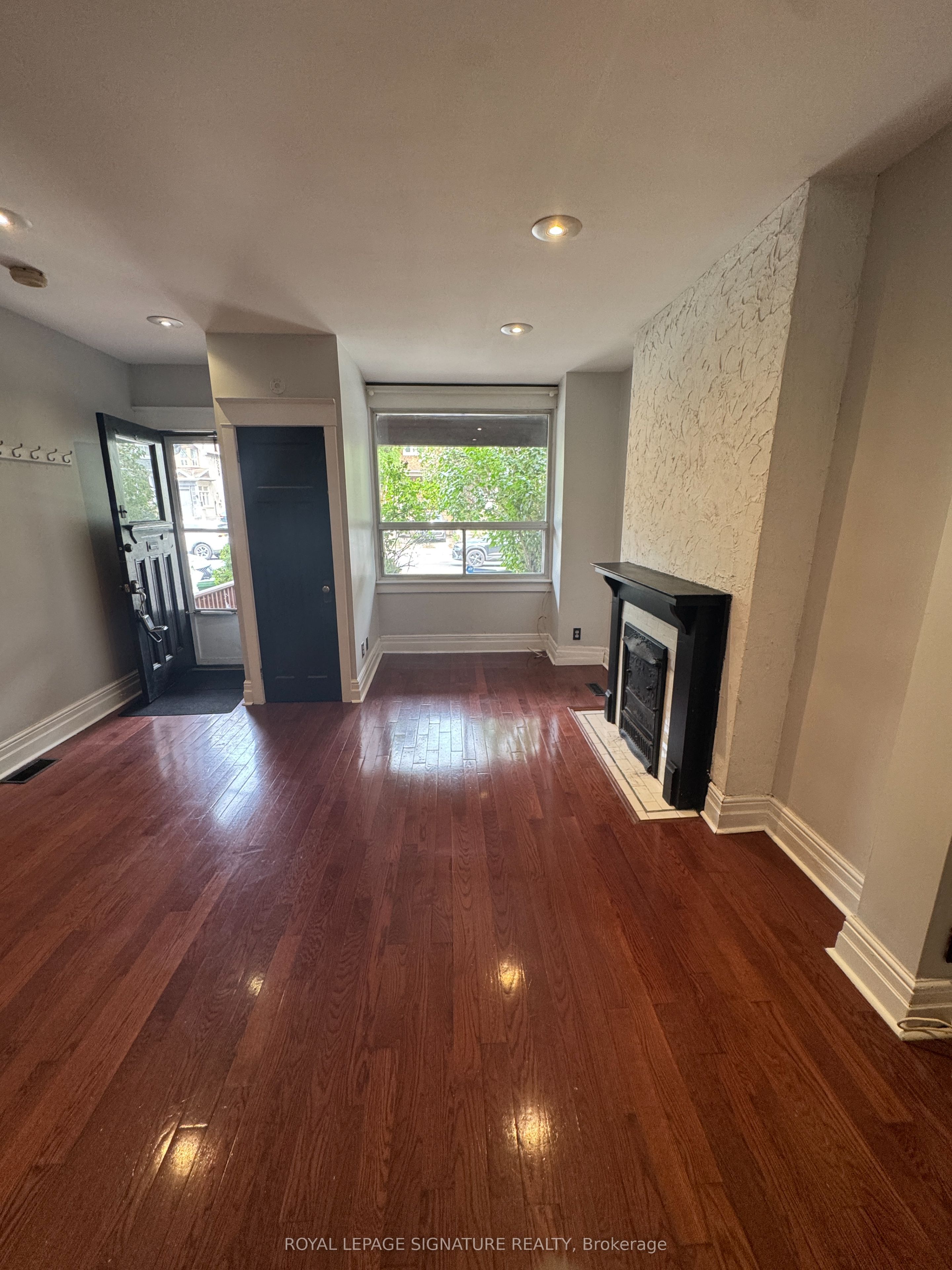 920 Woodbine Avenue, Toronto 5