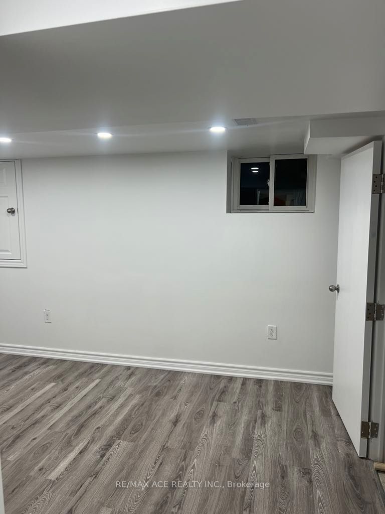 Unit Bsmt - 26 Oakridge Drive, Scarborough 5
