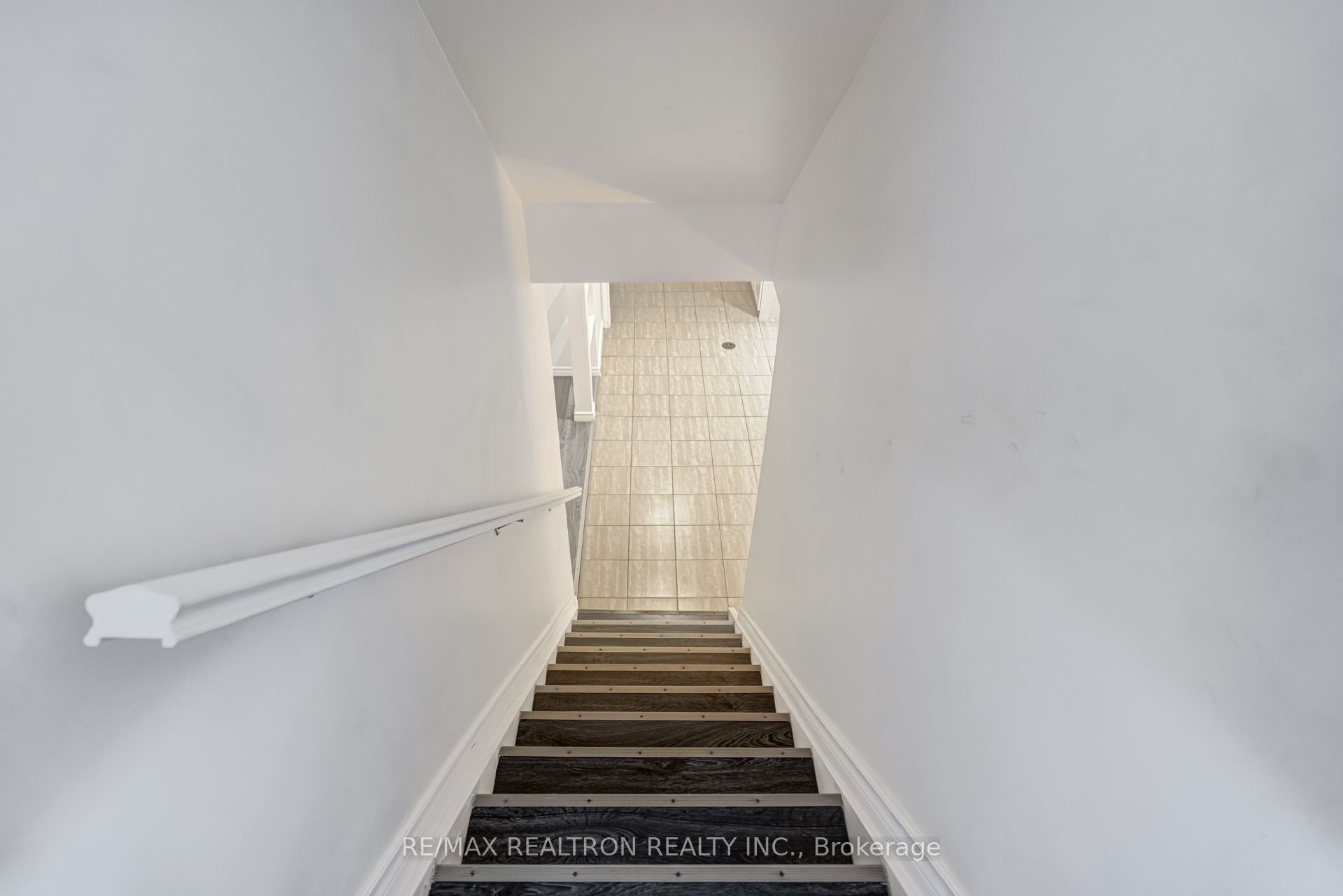 718 Edgewood Road S, Pickering 3