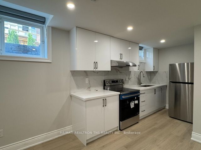 Unit Basement - 32 Love Court, Richmond Hill 4