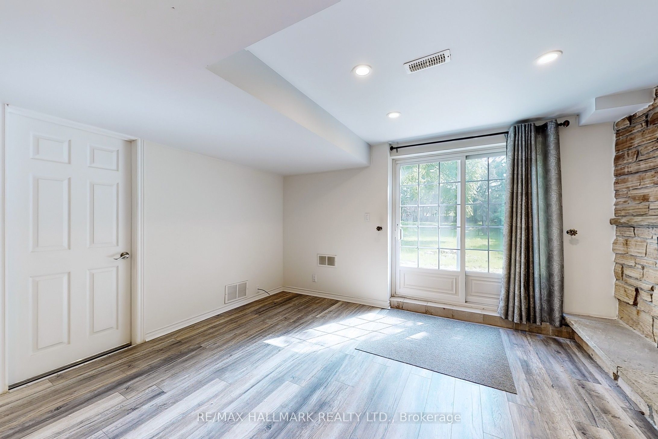 Unit basement - 63 Hillview Drive, Newmarket 4