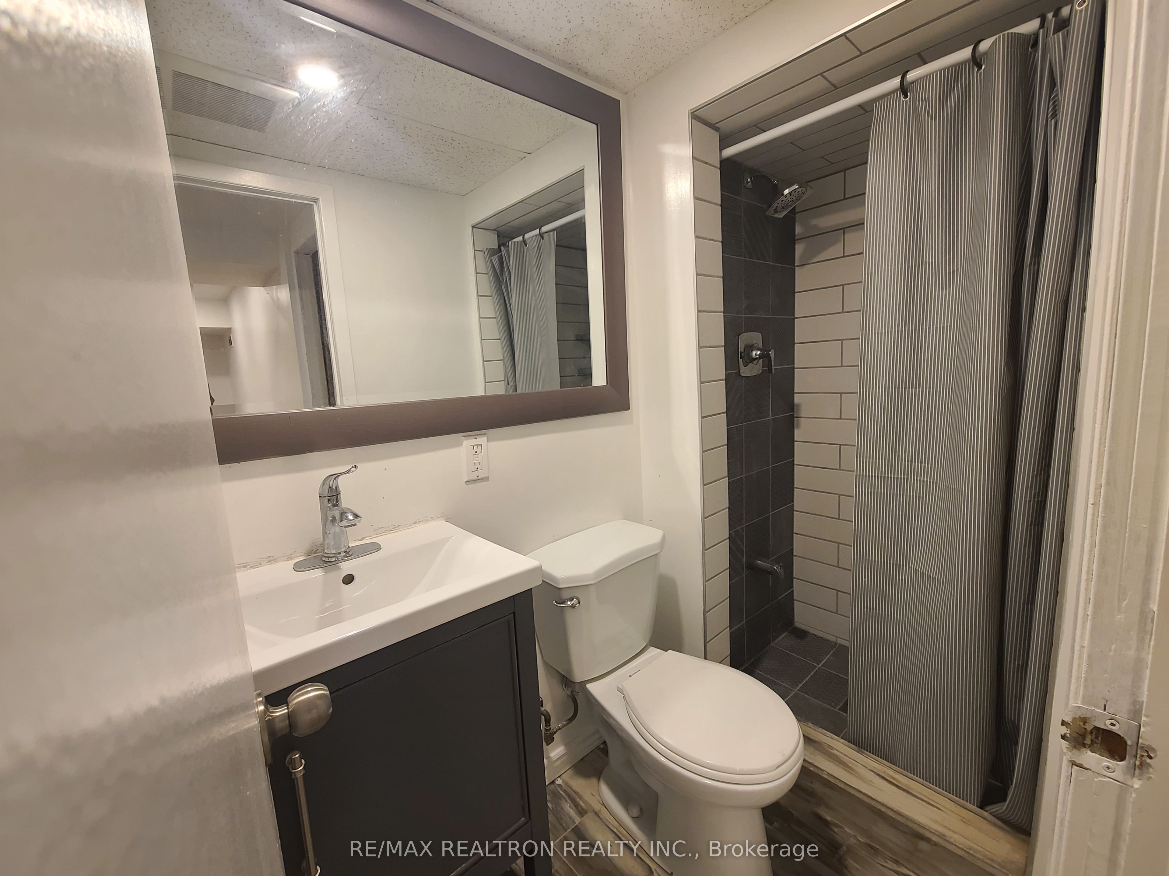 Unit Lower Unit - 23 Glass Drive, Aurora 5