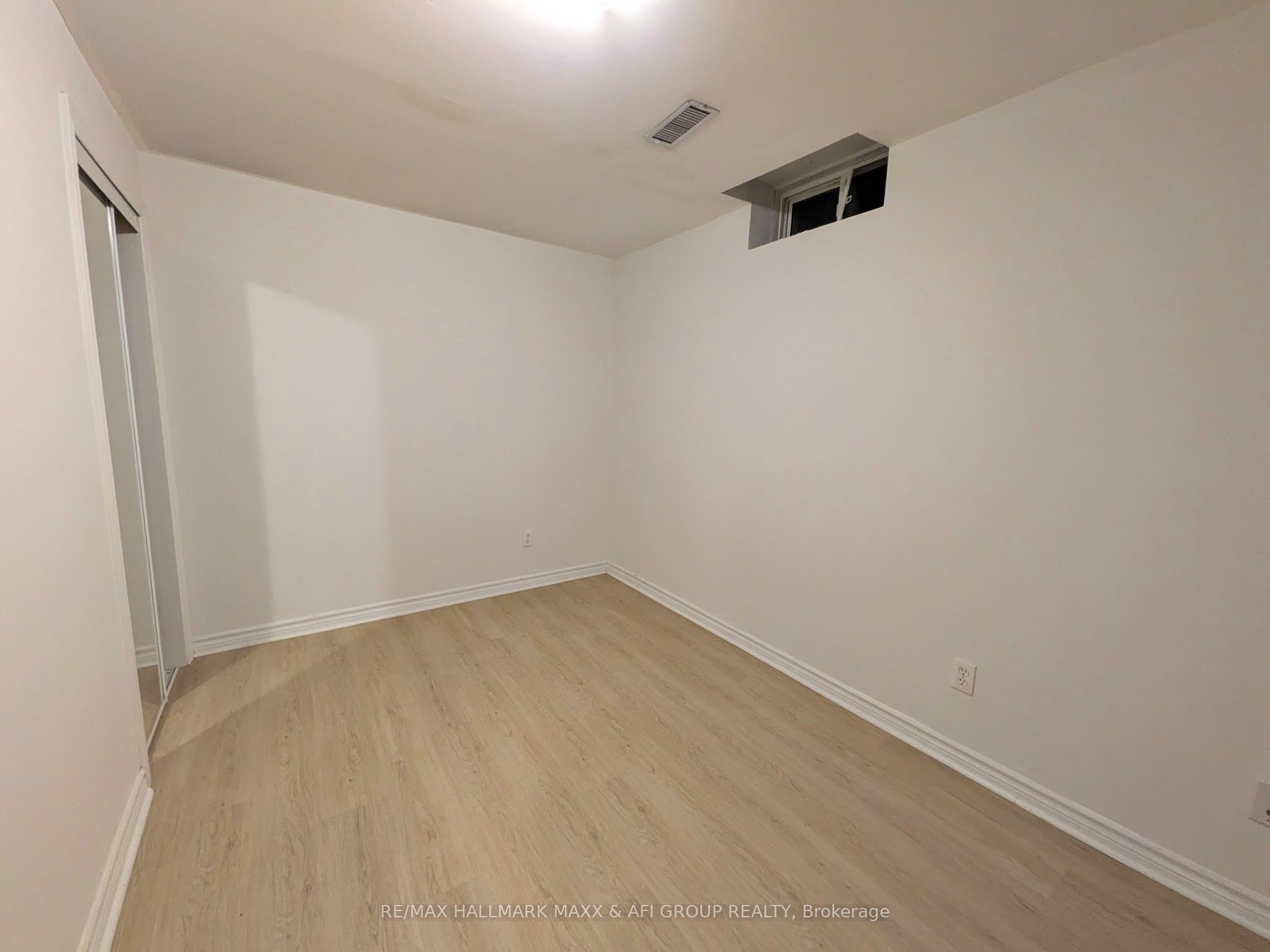 Unit Bsmt - 460 Menczel Crescent, Newmarket 5