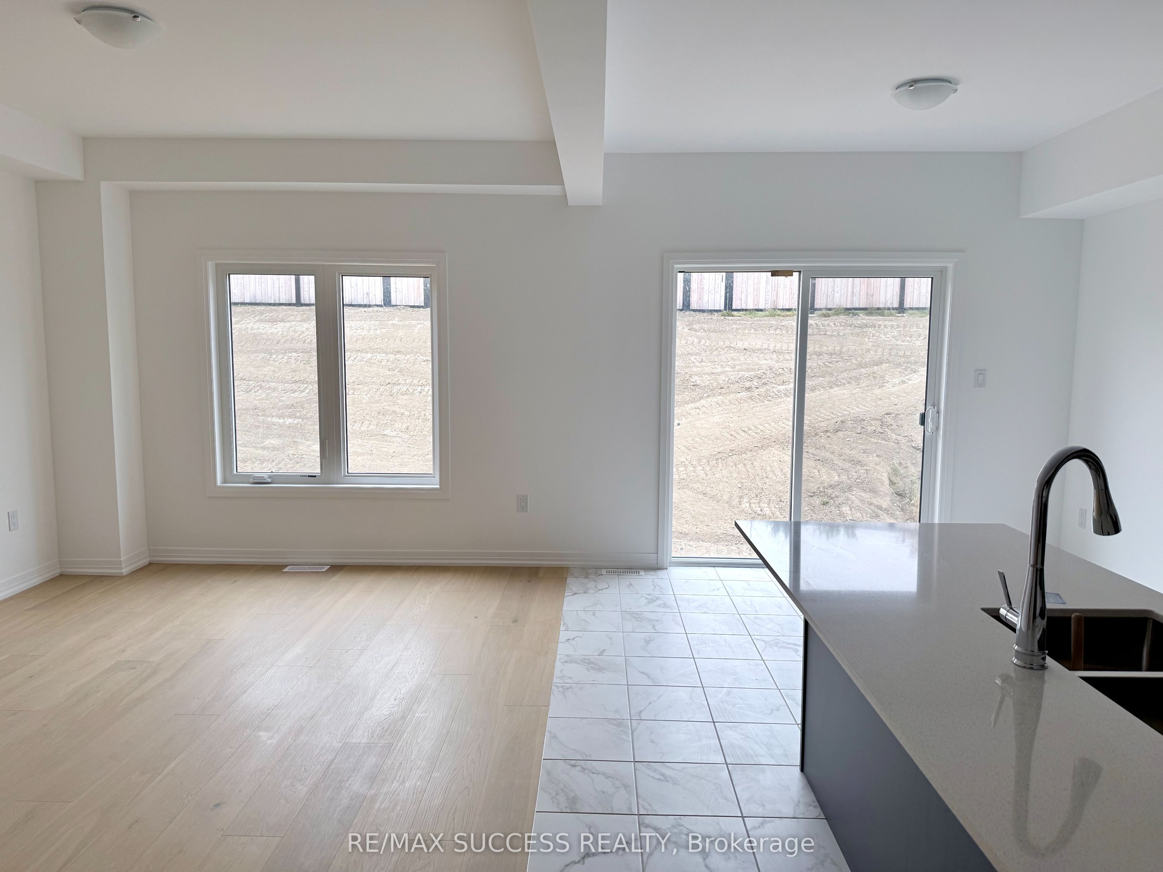 89 FLAN Boulevard, Barrie 3