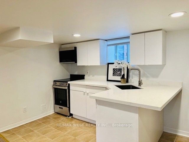 Unit Bsmt - 27 Oakview Avenue, Toronto 3