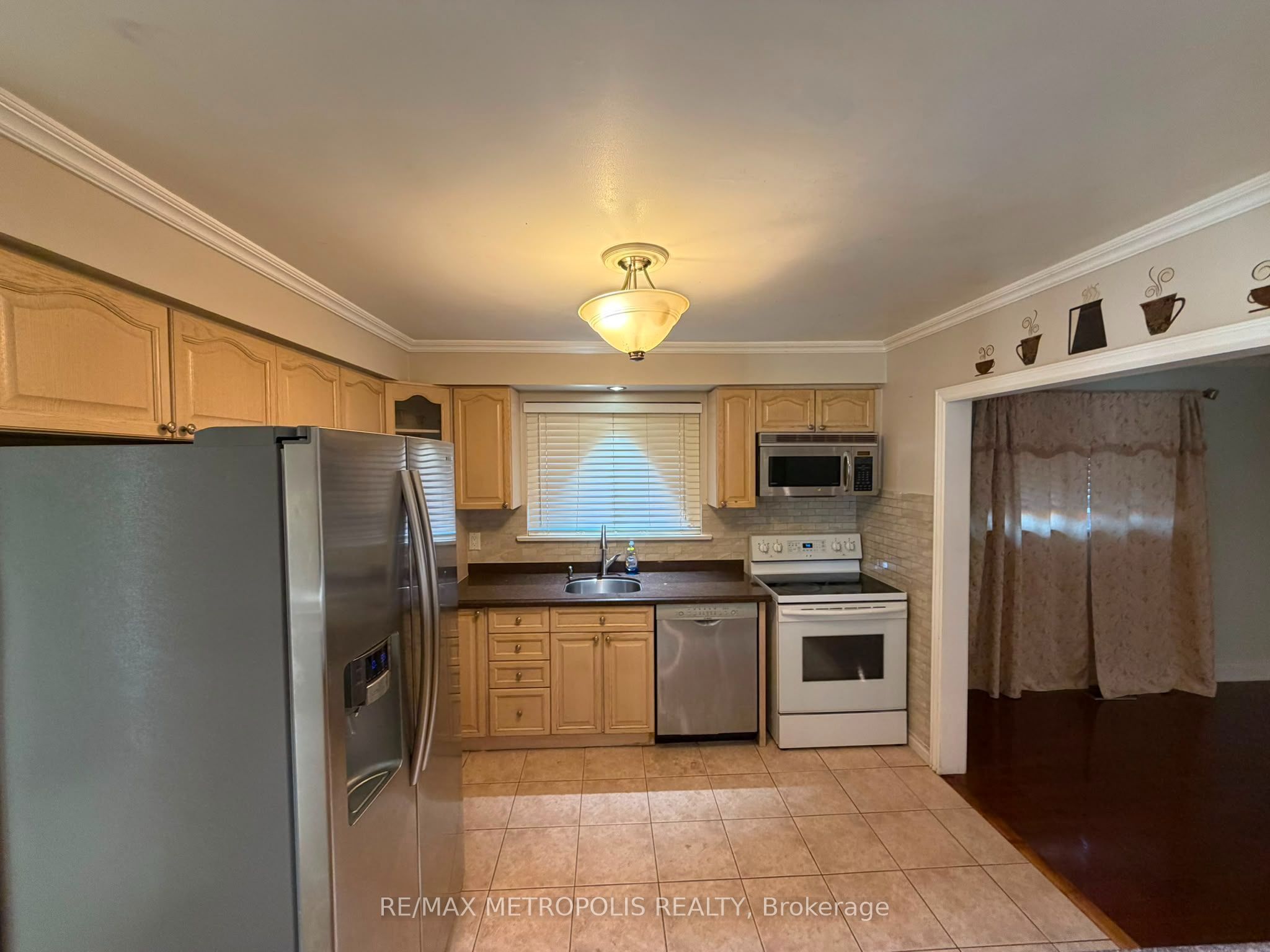 Unit Upper - 37 Carlyle Crescent, Brampton 2