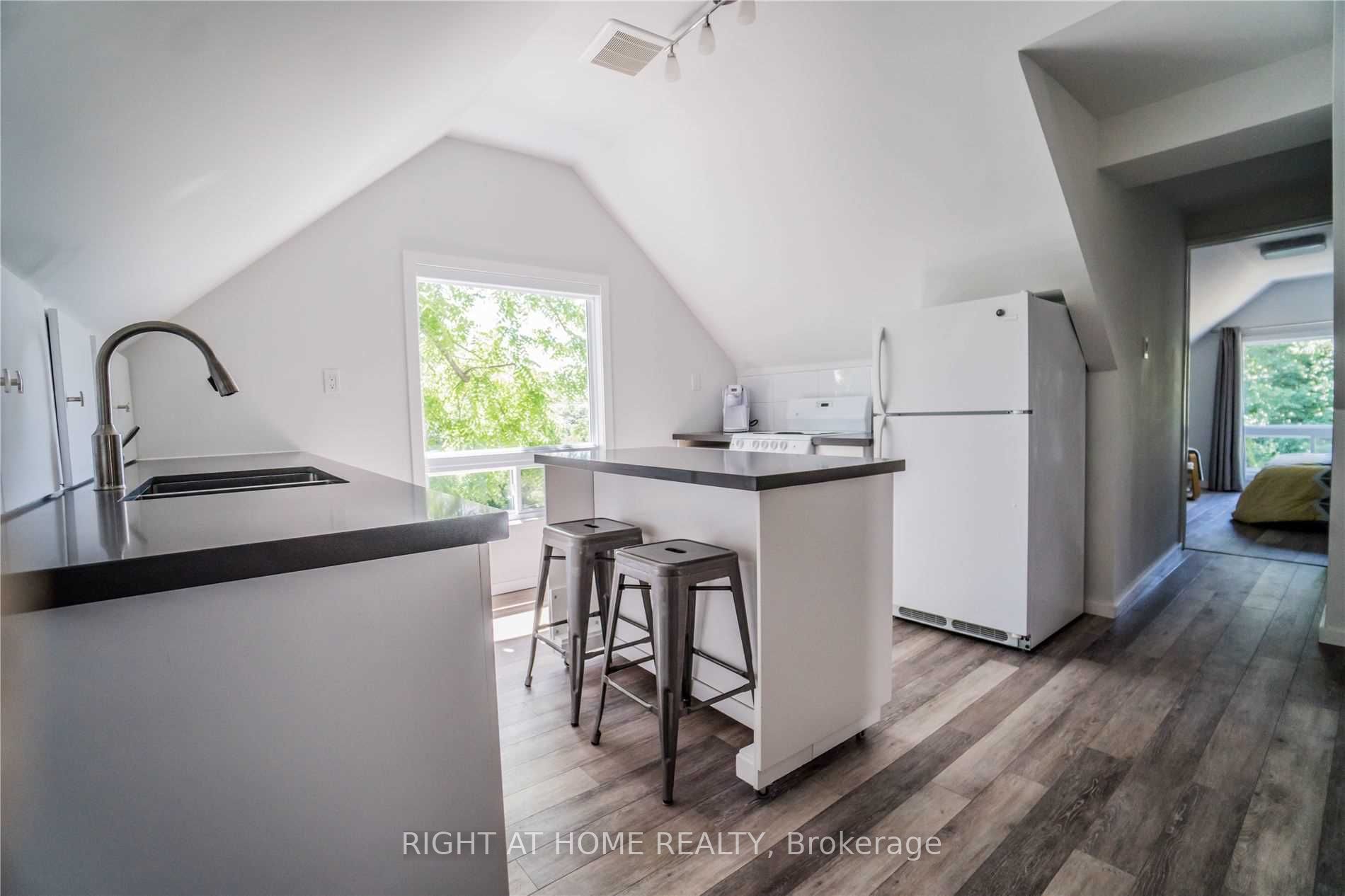 Unit Loft - 164 Trafalgar Road, Oakville 3
