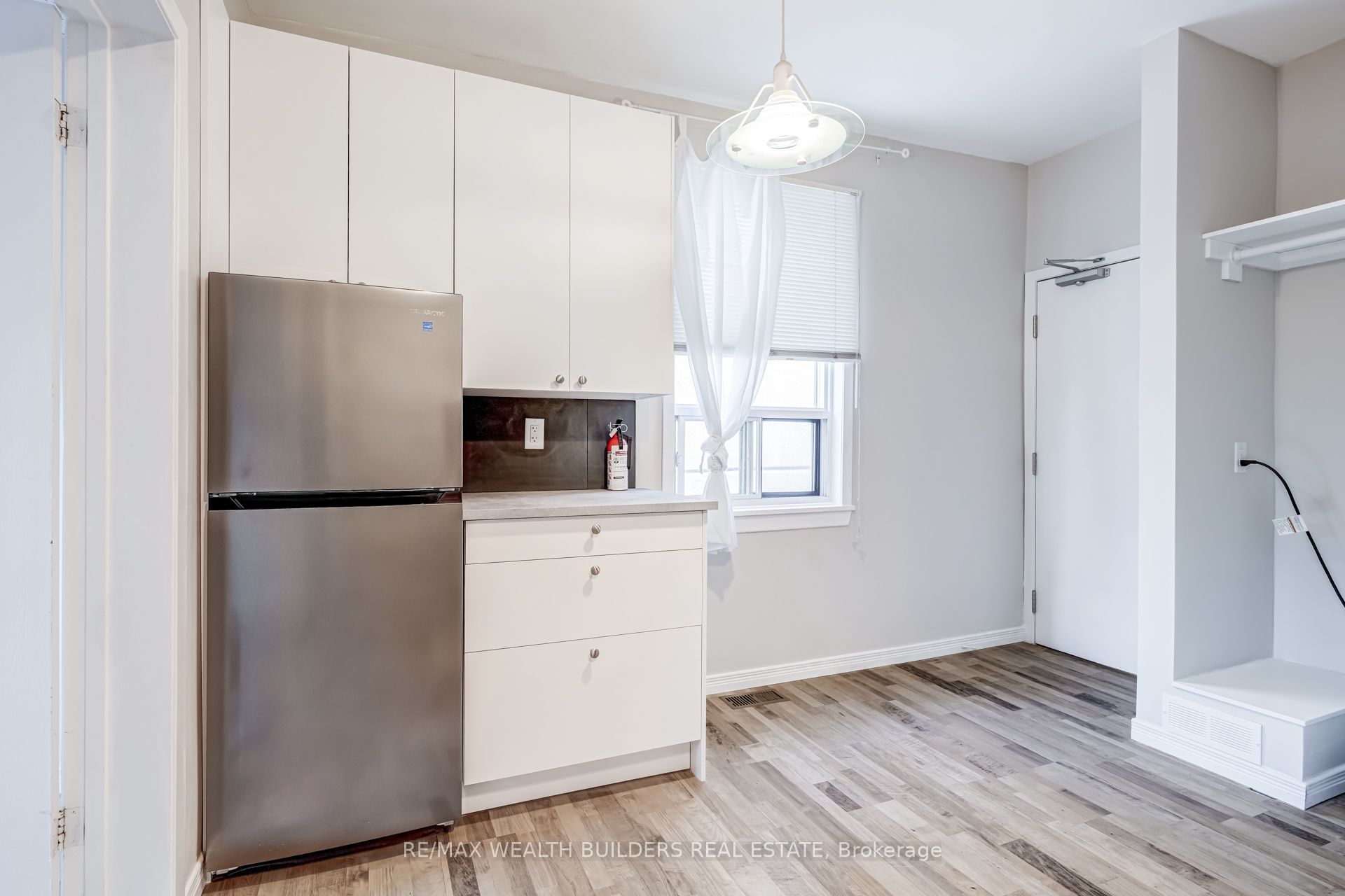 Unit Upper Unit 2 - 2443 dundas Street W, Toronto 2