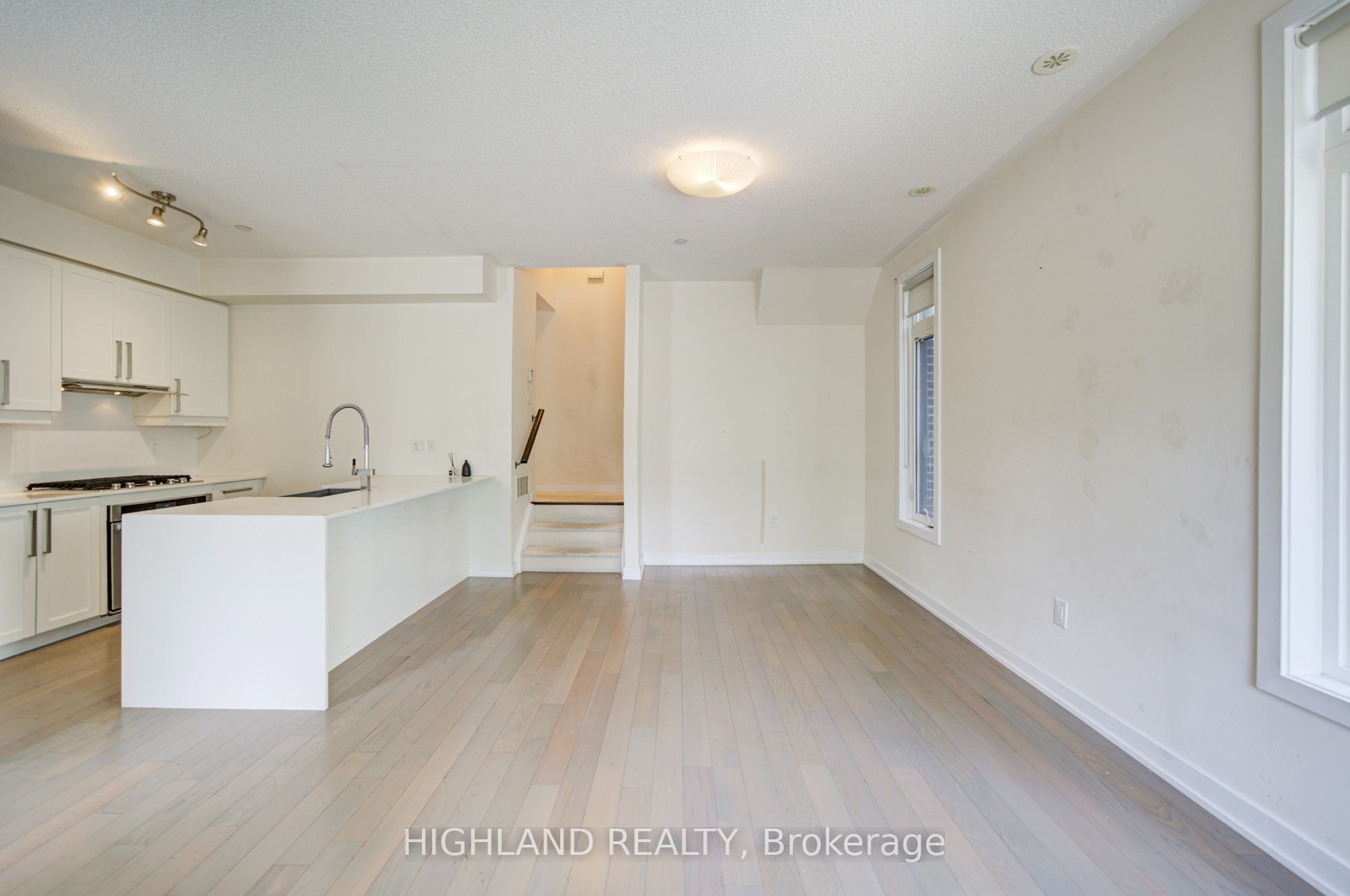 Unit 6 - 4010 Parkside Village Drive, Mississauga 4