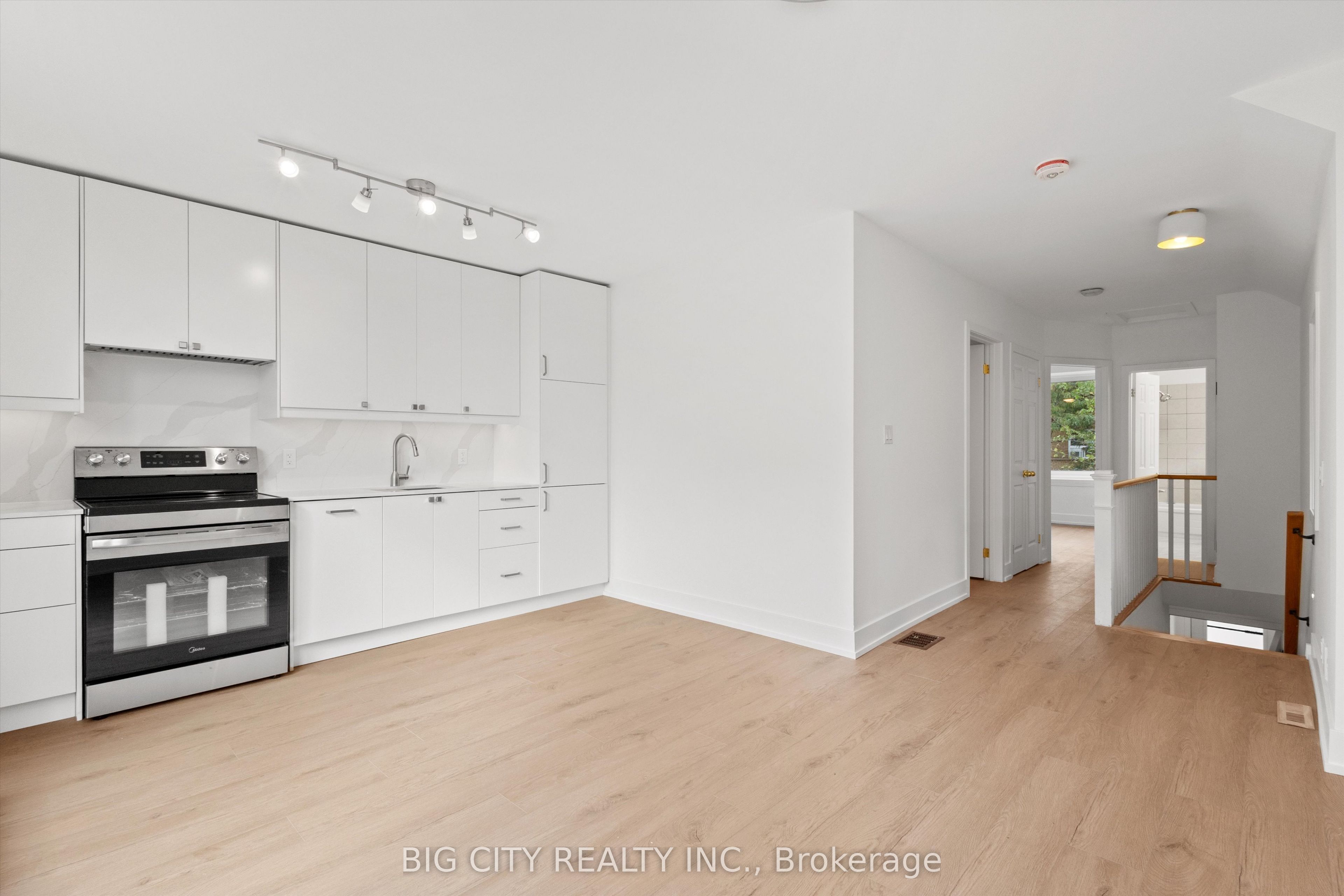 Unit Upper - 20 Gray Avenue, Toronto 3