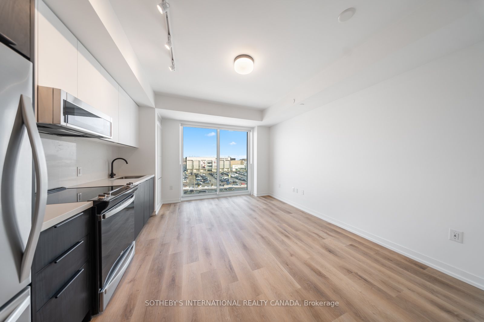 Unit 703 - 5 York Garden Way, North York 4
