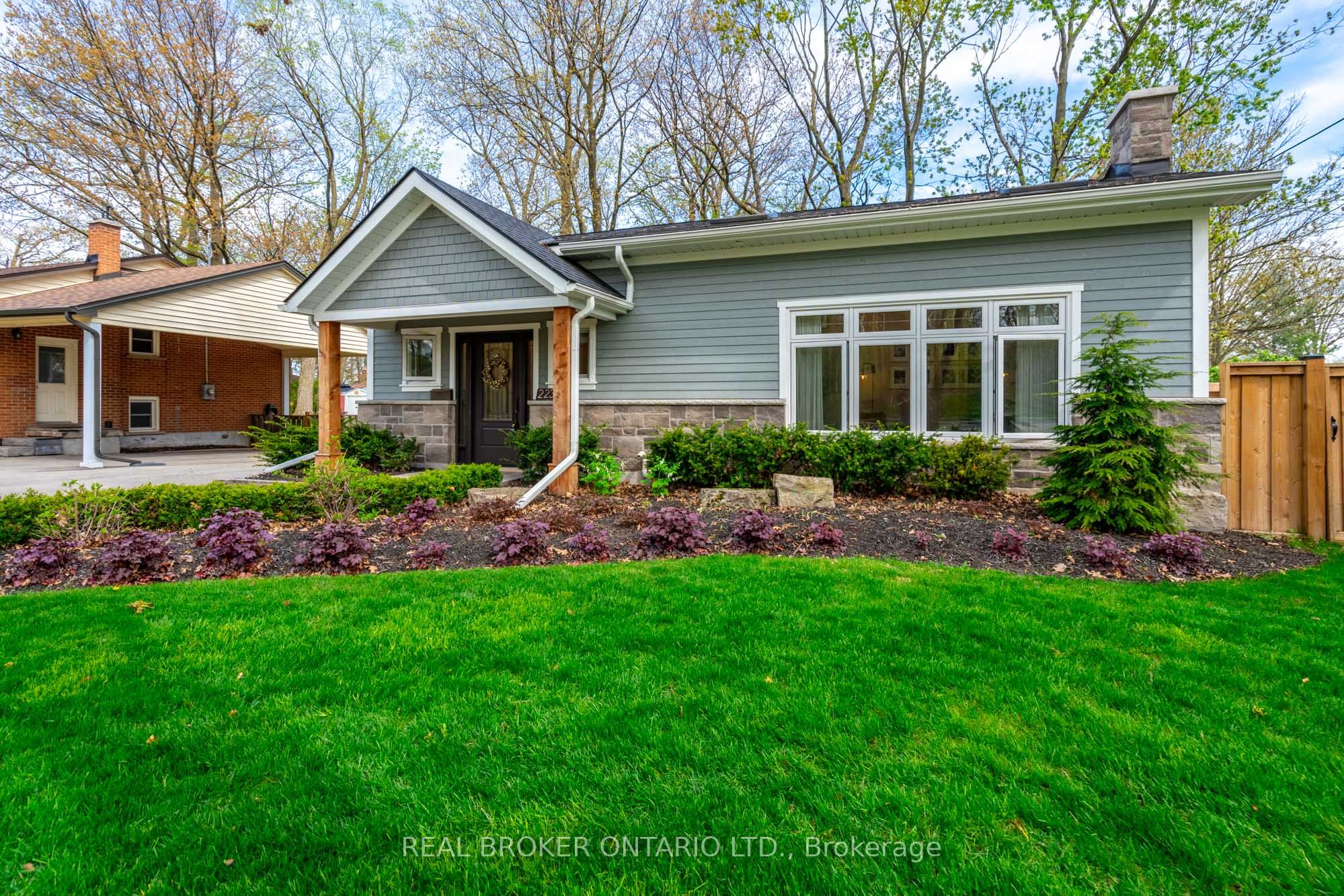 2236 Mount Forest Dr, Burlington, Ontario L7P1J1 Listing History