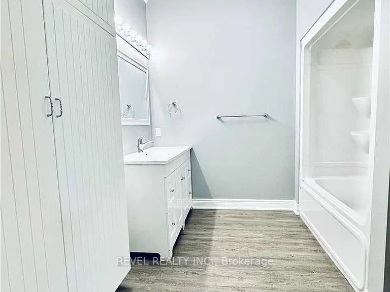 Unit Unit A - 528 Lincoln Street, Welland 5