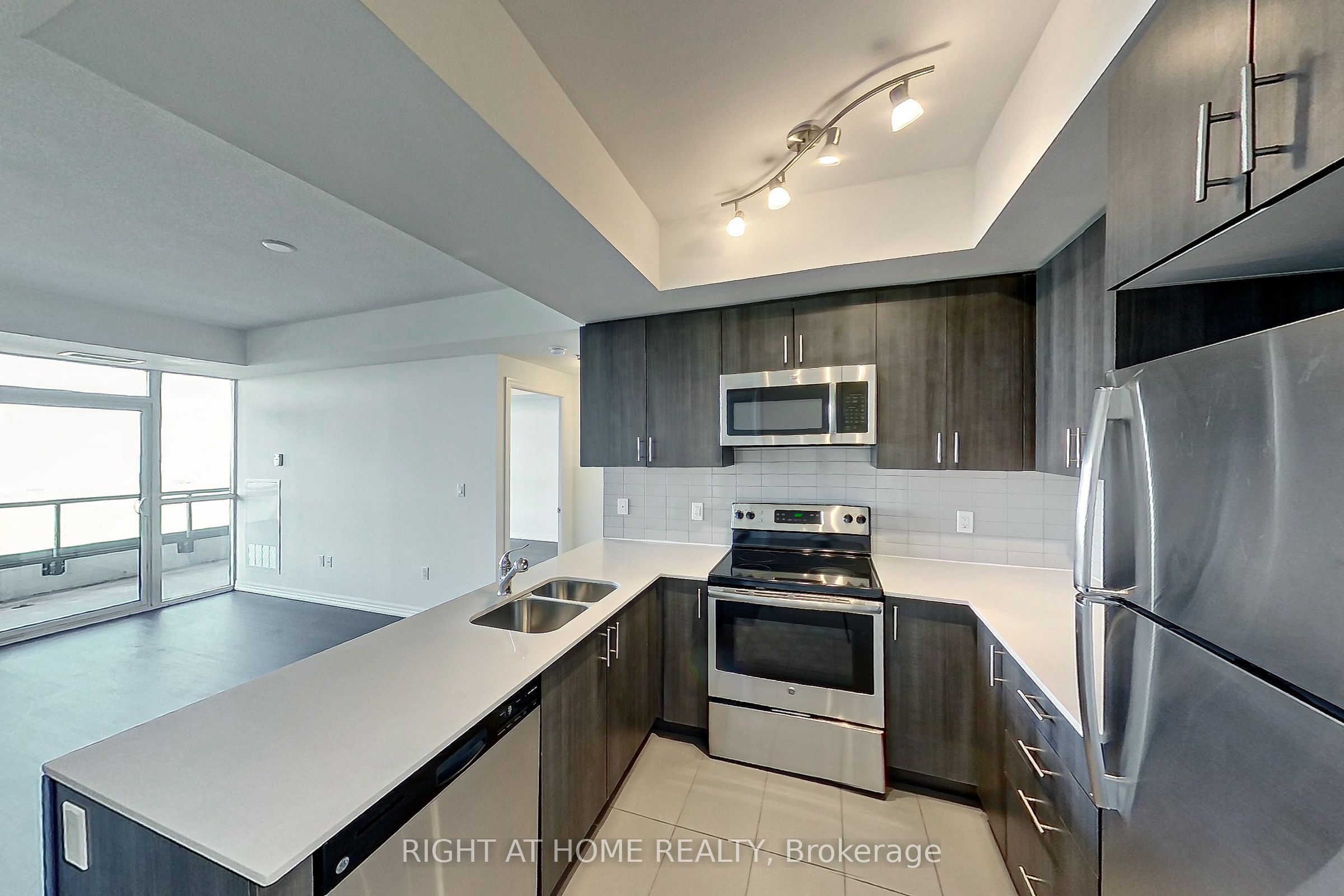 Unit 807 - 560 North Service Road, Grimsby 3