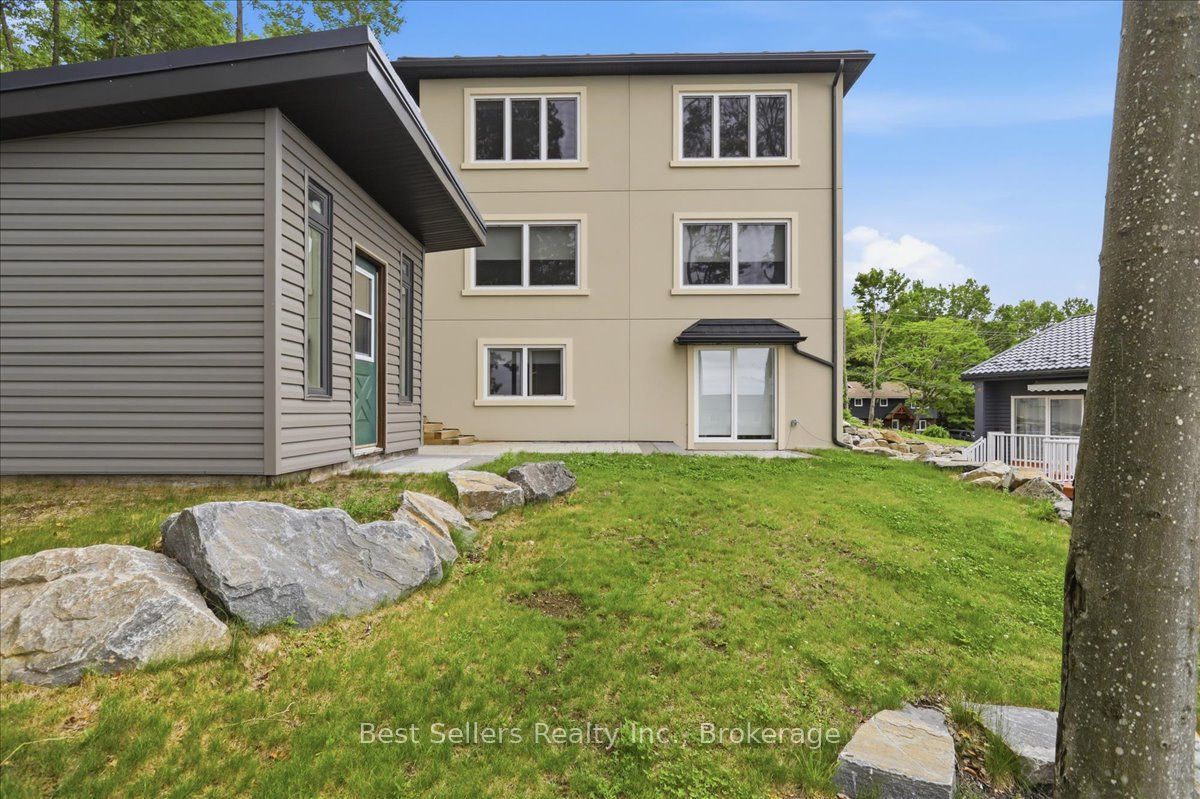 Unit 1 - 54 Florence Street W, Huntsville 2