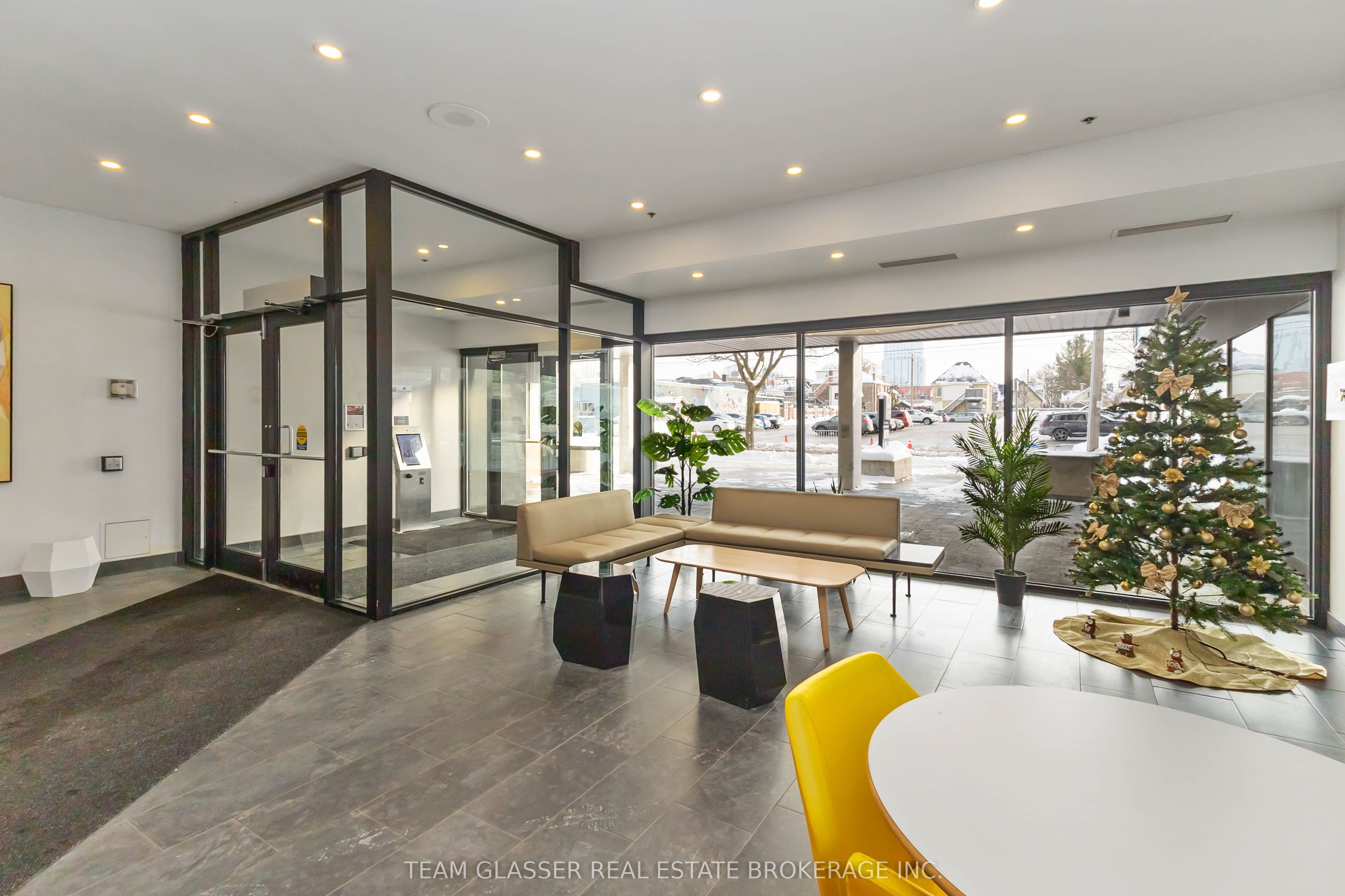 Unit 1211 - 675 RICHMOND Street, London 4