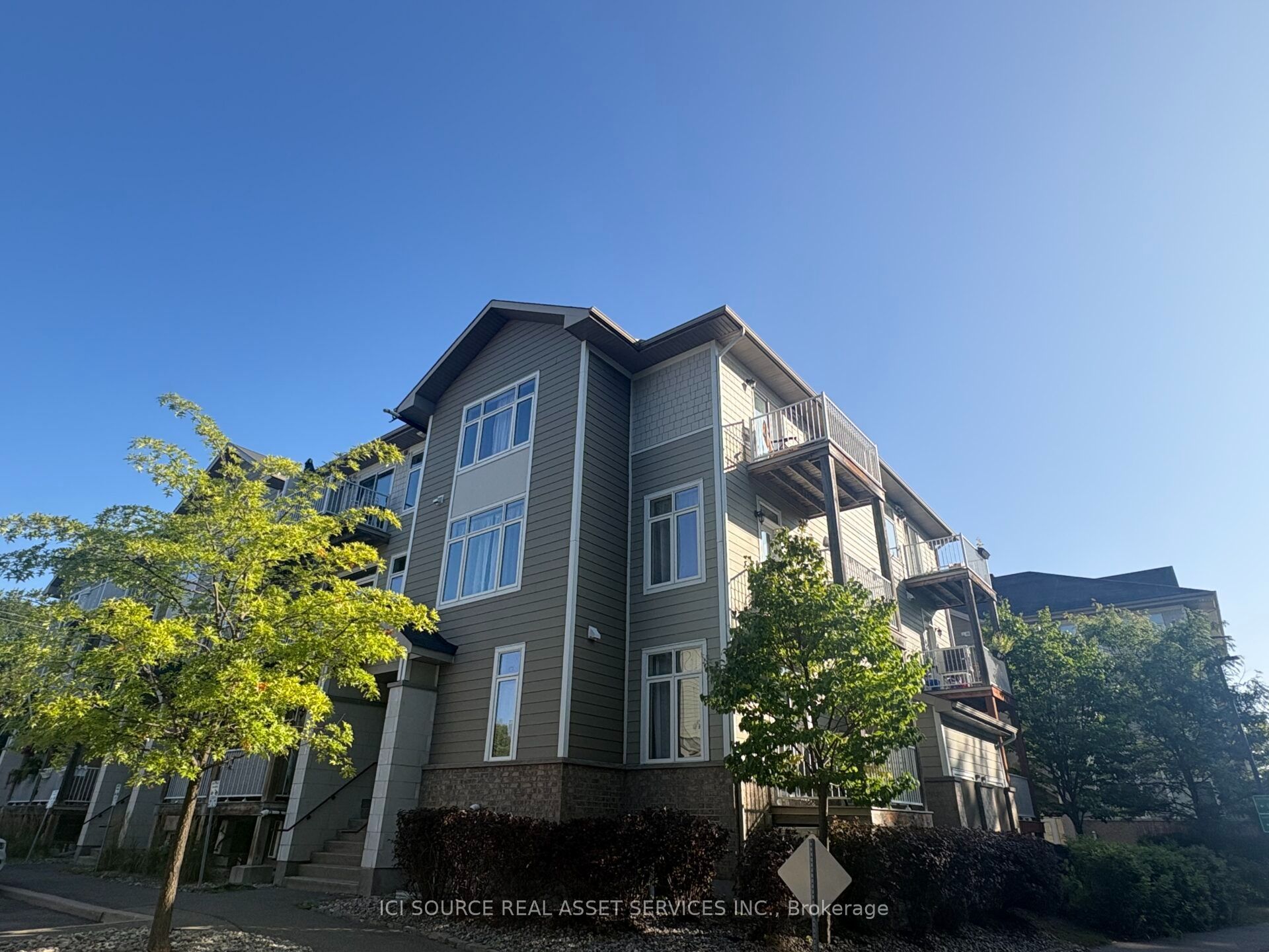 298C Everest Private, Ottawa 2